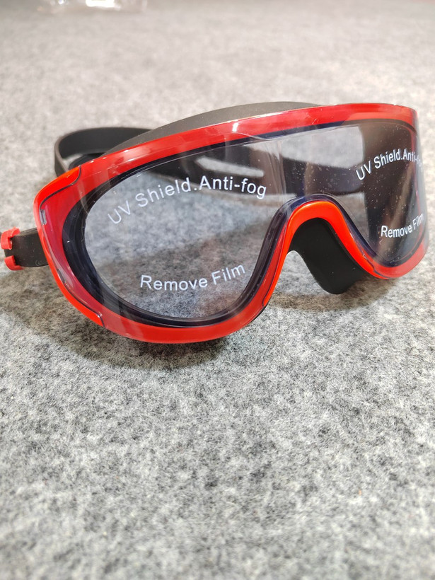 عینک شنا به همراه گوش گیر