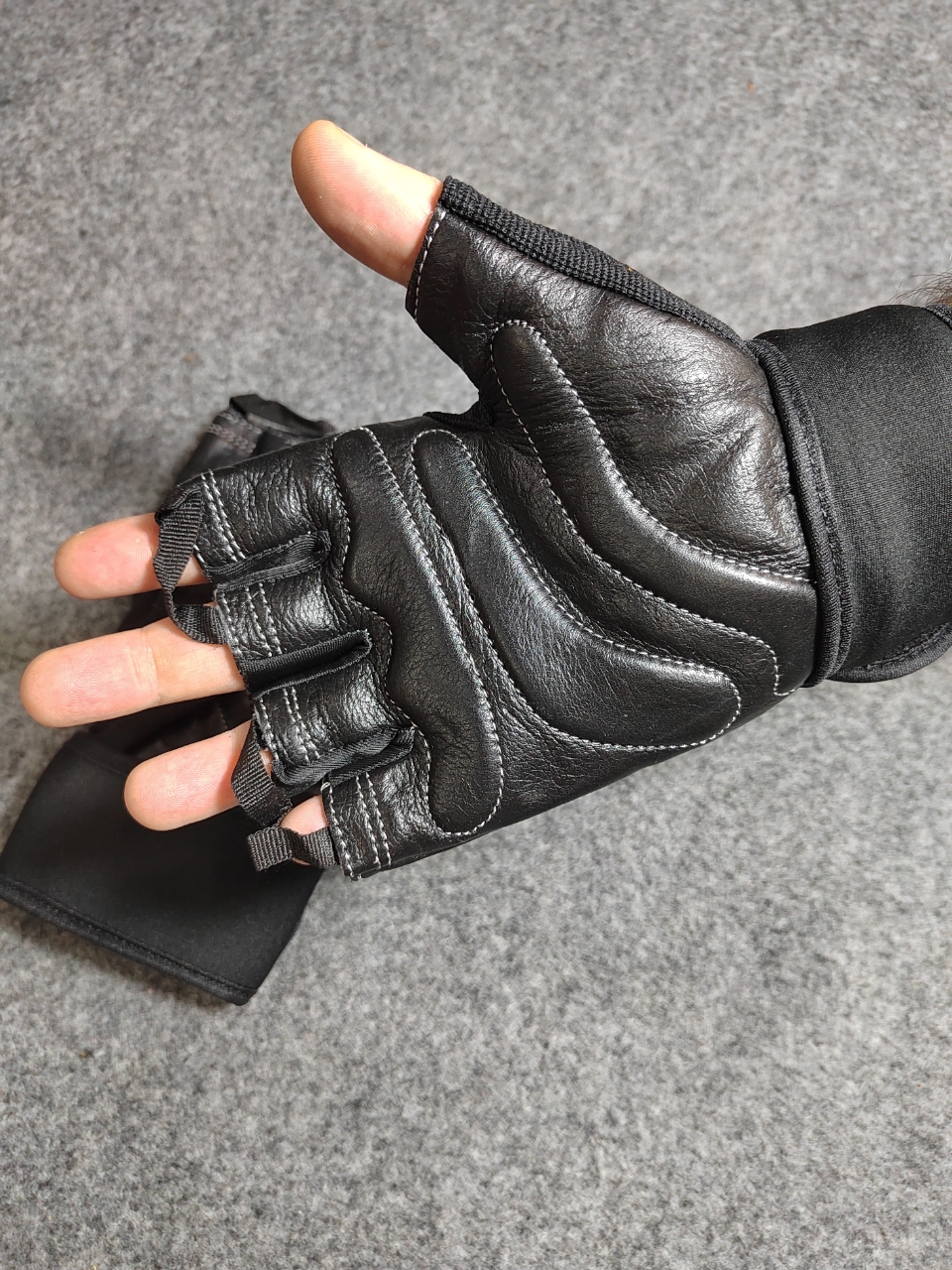 دستکش نیمه بدنسازی چرم