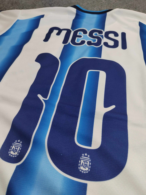 خرید لباس جدید مسی برای جام جهانی